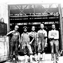 费尔班克斯铸造工人，大约1925年. 贝洛伊特公司生产发动机和其他产品，并招聘非裔美国人工人 ...