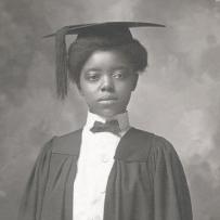 格蕾丝·奥斯利(恩典Ousley, 1904年出生)是第一位从伯洛伊特学院(十大菠菜台子)毕业的非裔美国女性，该校成立仅9年...