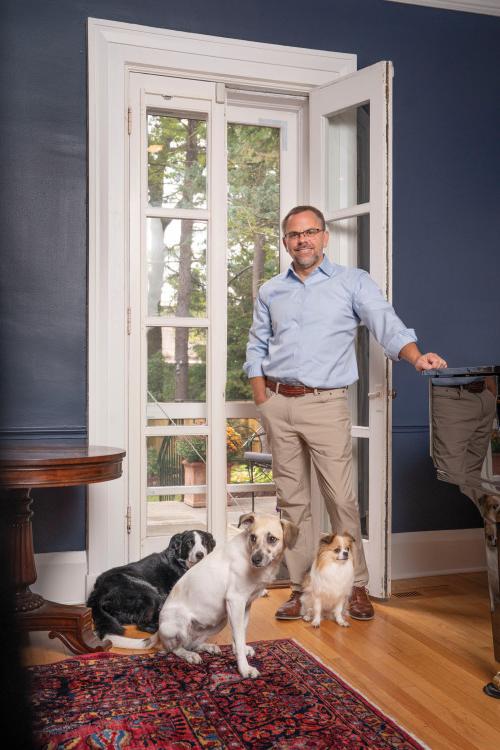 埃里克·邦尼顿总统和家里的三条狗:Vivi, Jolene和Talulah.